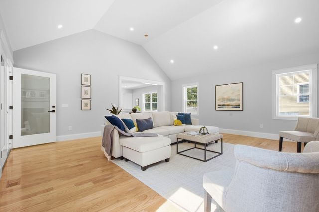 11 Lexington St, Burlington, MA 01803