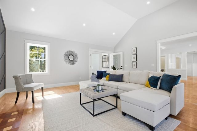 11 Lexington St, Burlington, MA 01803