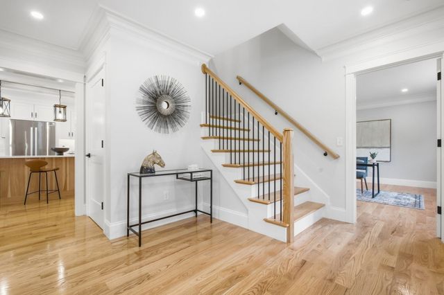 11 Lexington St, Burlington, MA 01803