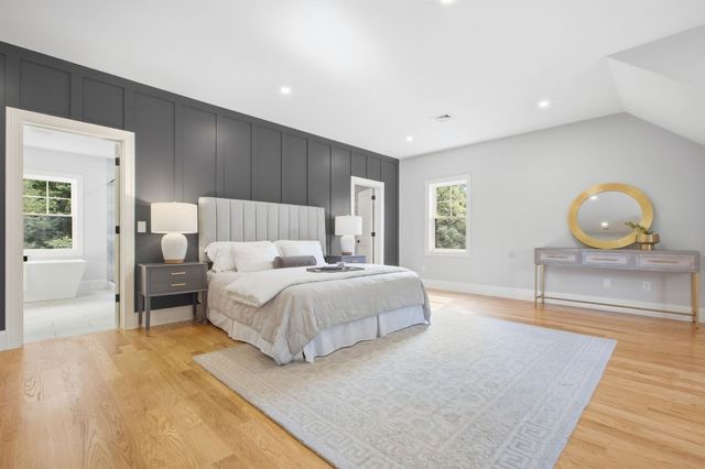 11 Lexington St, Burlington, MA 01803