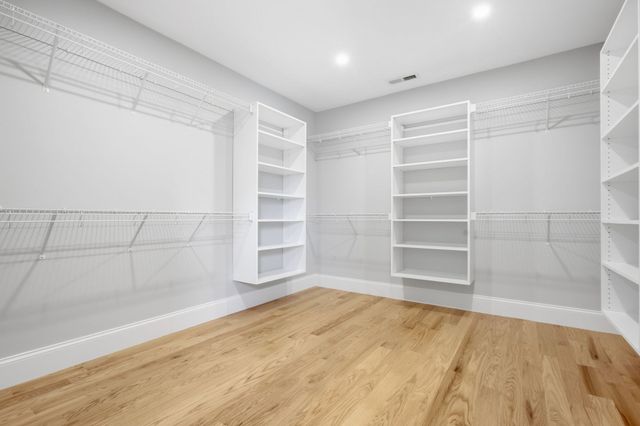 11 Lexington St, Burlington, MA 01803