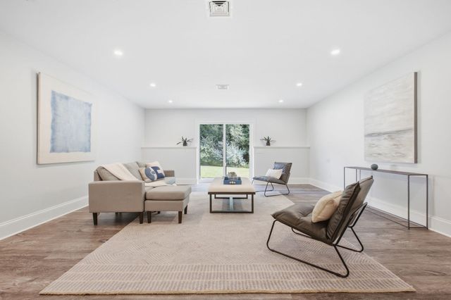 11 Lexington St, Burlington, MA 01803
