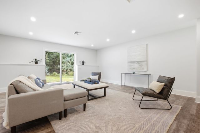 11 Lexington St, Burlington, MA 01803