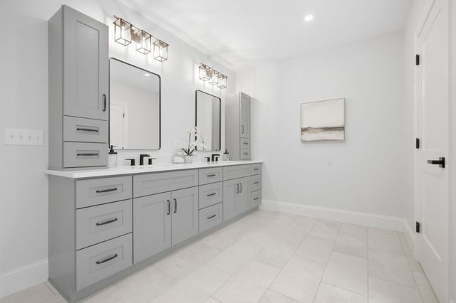 11 Lexington St, Burlington, MA 01803