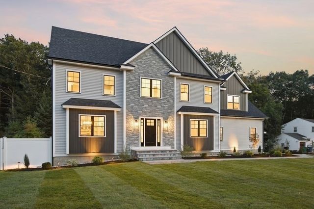 11 Lexington St, Burlington, MA 01803