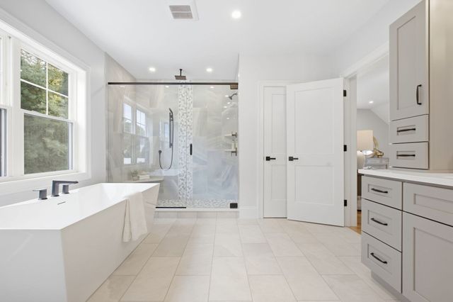 11 Lexington St, Burlington, MA 01803