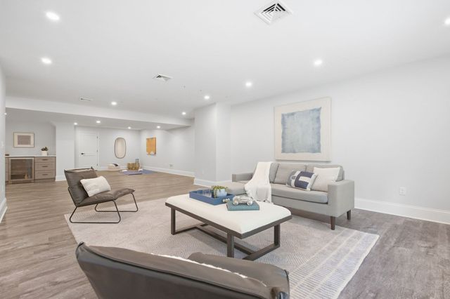 11 Lexington St, Burlington, MA 01803