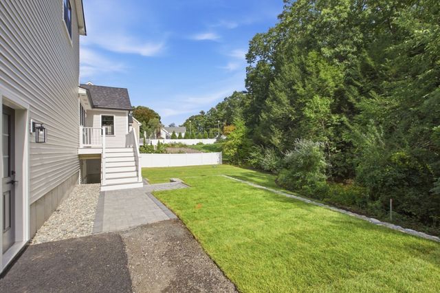 11 Lexington St, Burlington, MA 01803