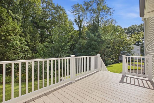 11 Lexington St, Burlington, MA 01803
