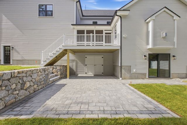11 Lexington St, Burlington, MA 01803