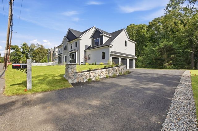11 Lexington St, Burlington, MA 01803