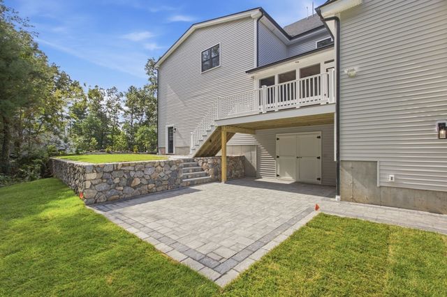 11 Lexington St, Burlington, MA 01803