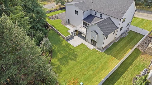 11 Lexington St, Burlington, MA 01803