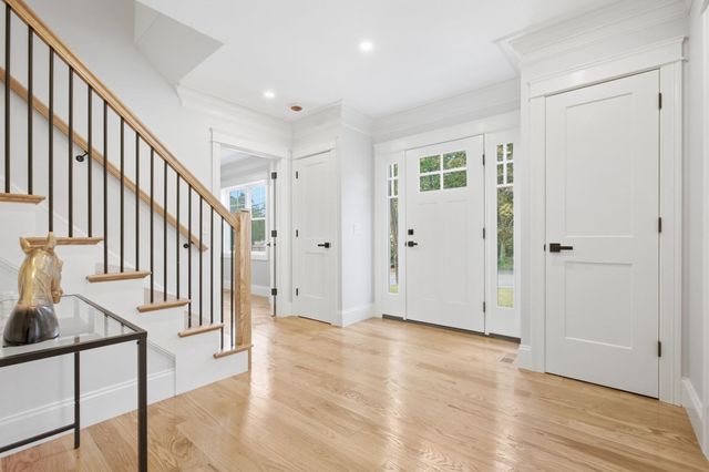 11 Lexington St, Burlington, MA 01803
