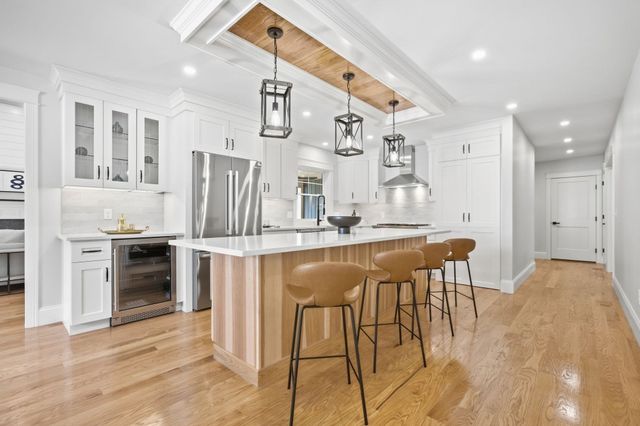 11 Lexington St, Burlington, MA 01803