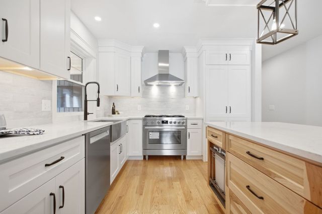 11 Lexington St, Burlington, MA 01803
