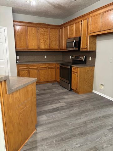 211 Oaks Grande Drive, Baytown, TX 77523