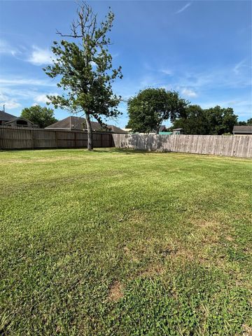 211 Oaks Grande Drive, Baytown, TX 77523