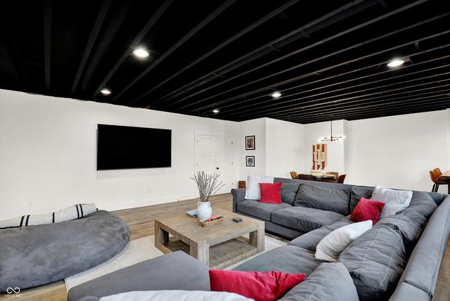 376 Parkside Circle, Greenfield, IN 46140