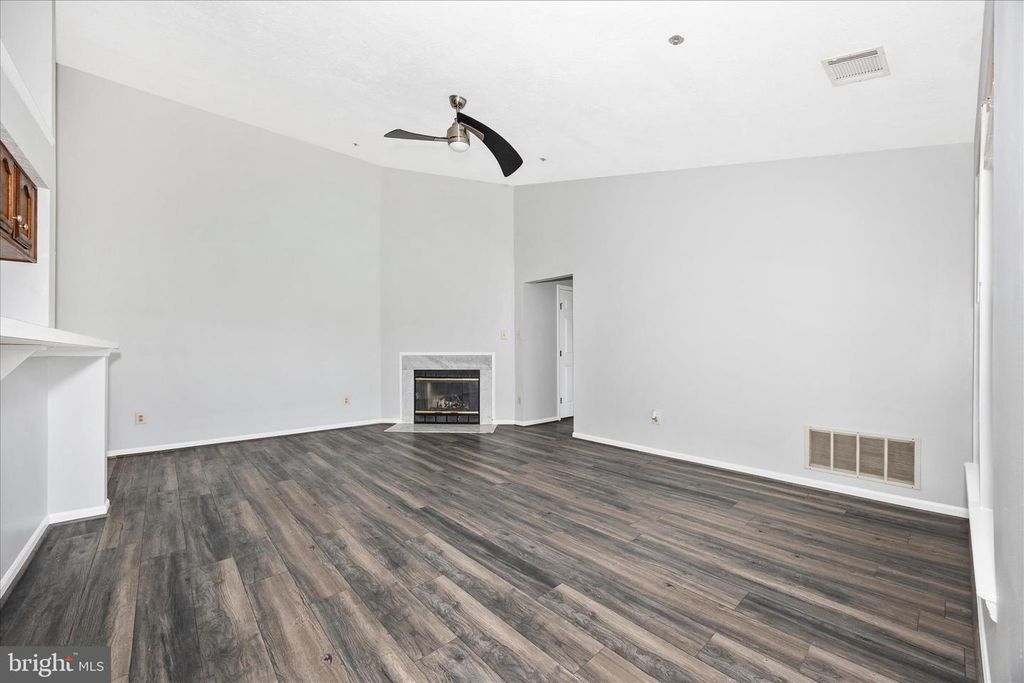 Image 7 of property listing at 609 HIMES AVE #110, Frederick, MD 21703