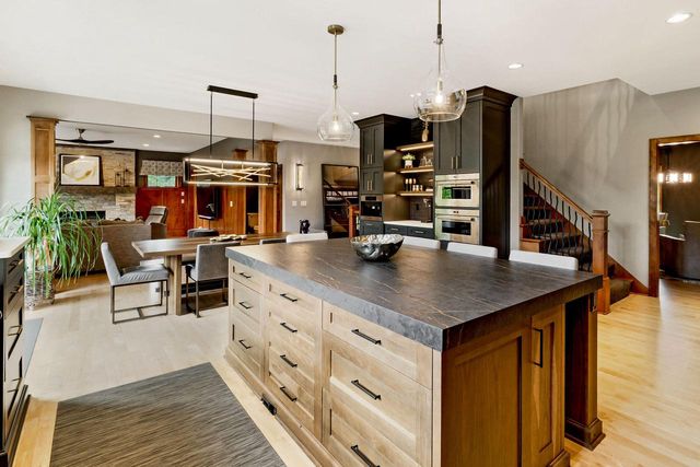 250 E Laurel CIRCLE, Delafield, WI 53018
