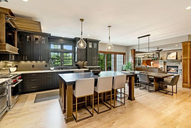 250 E Laurel CIRCLE, Delafield, WI 53018