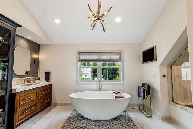 250 E Laurel CIRCLE, Delafield, WI 53018