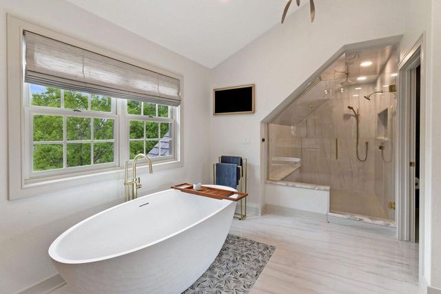 250 E Laurel CIRCLE, Delafield, WI 53018