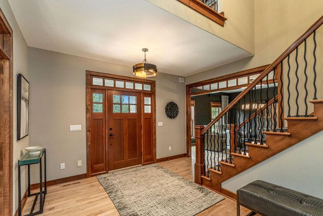 250 E Laurel CIRCLE, Delafield, WI 53018