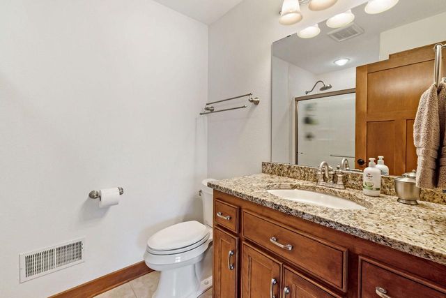 250 E Laurel CIRCLE, Delafield, WI 53018