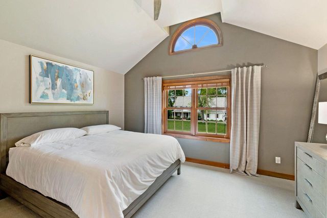 250 E Laurel CIRCLE, Delafield, WI 53018