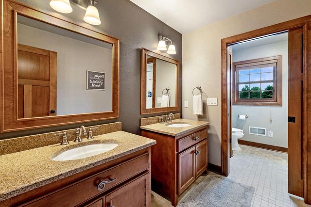 250 E Laurel CIRCLE, Delafield, WI 53018