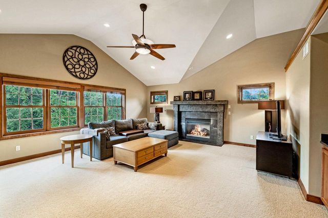 250 E Laurel CIRCLE, Delafield, WI 53018