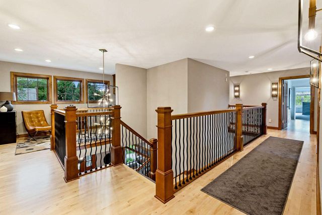 250 E Laurel CIRCLE, Delafield, WI 53018