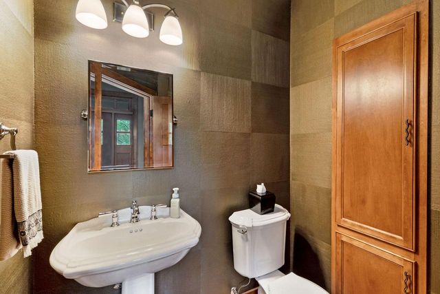 250 E Laurel CIRCLE, Delafield, WI 53018