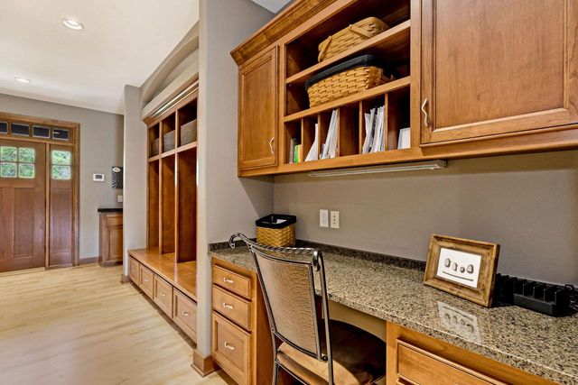 250 E Laurel CIRCLE, Delafield, WI 53018