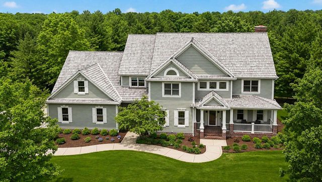 250 E Laurel CIRCLE, Delafield, WI 53018