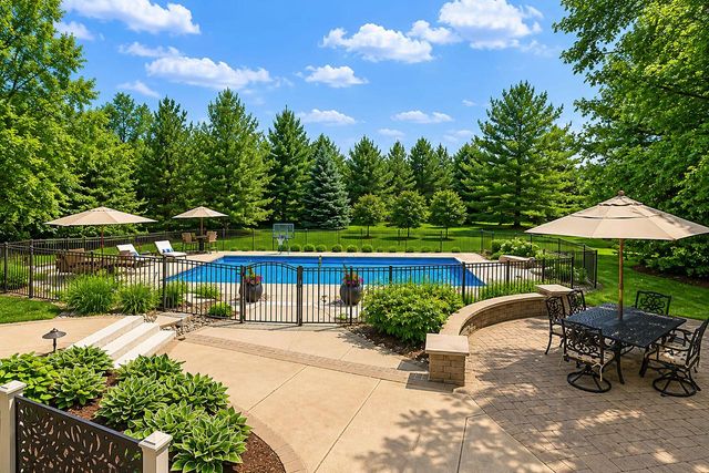 250 E Laurel CIRCLE, Delafield, WI 53018