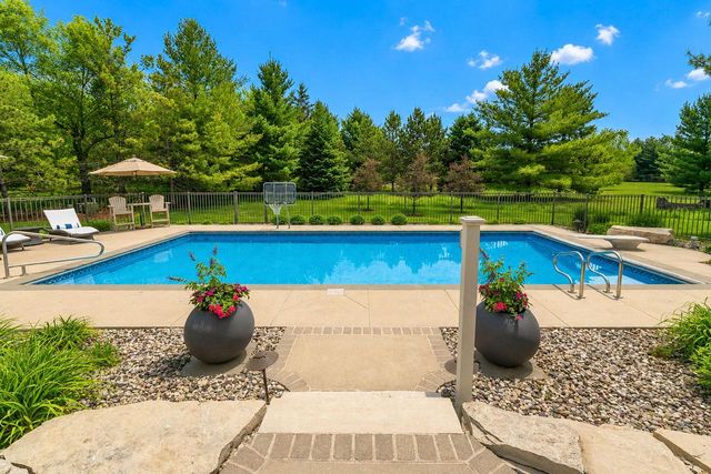 250 E Laurel CIRCLE, Delafield, WI 53018