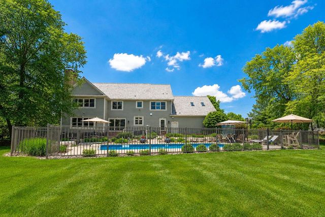 250 E Laurel CIRCLE, Delafield, WI 53018