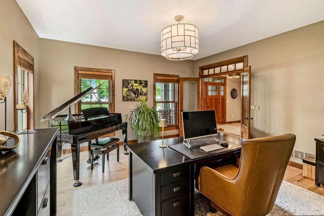 250 E Laurel CIRCLE, Delafield, WI 53018