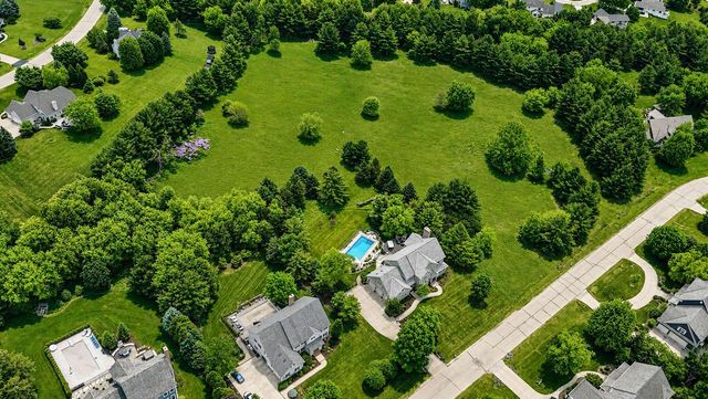 250 E Laurel CIRCLE, Delafield, WI 53018