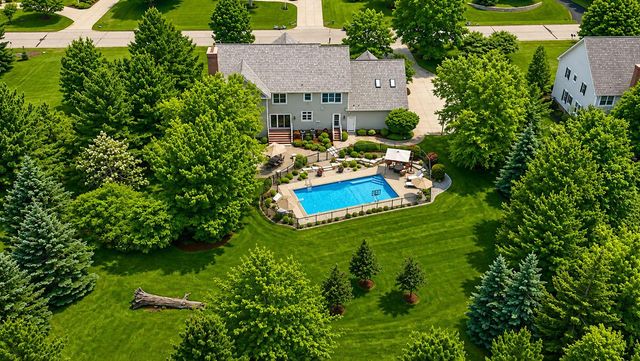 250 E Laurel CIRCLE, Delafield, WI 53018