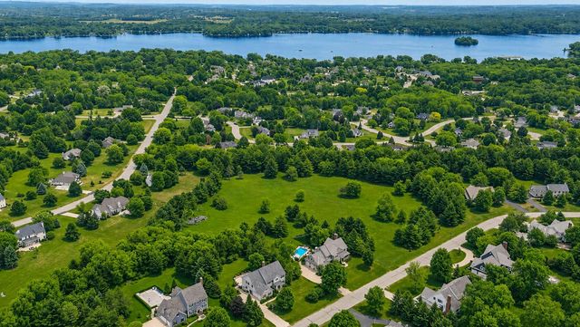 250 E Laurel CIRCLE, Delafield, WI 53018