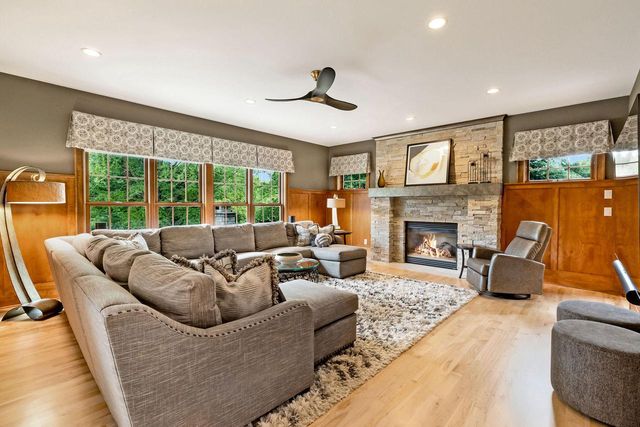 250 E Laurel CIRCLE, Delafield, WI 53018