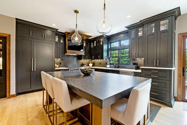 250 E Laurel CIRCLE, Delafield, WI 53018