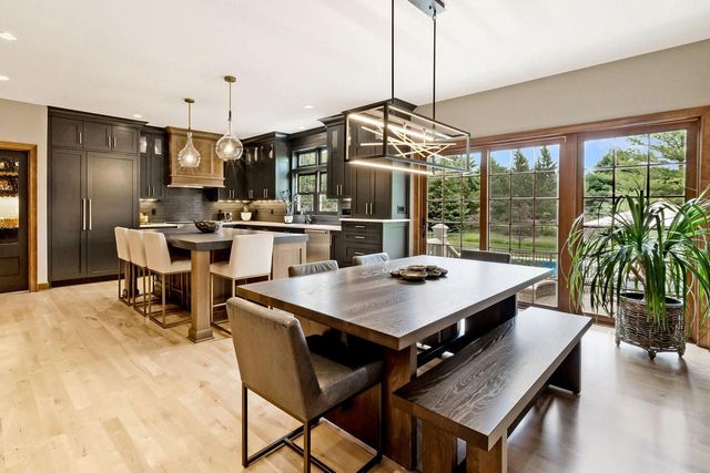 250 E Laurel CIRCLE, Delafield, WI 53018