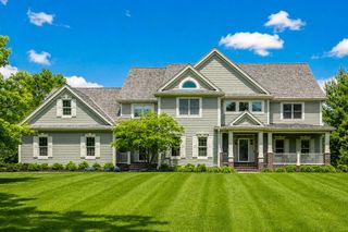 250 E Laurel CIRCLE, Delafield, WI 53018