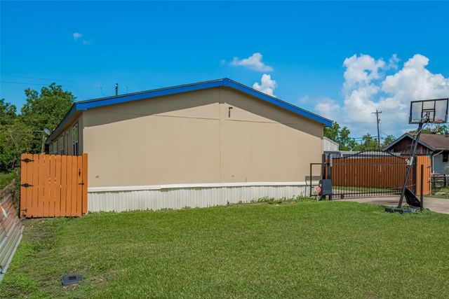 3233 Clarksville Street, La Porte, TX 77571
