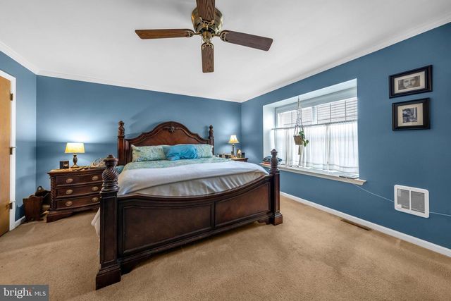 4 OLDE PENN DR, Easton, PA 18045
